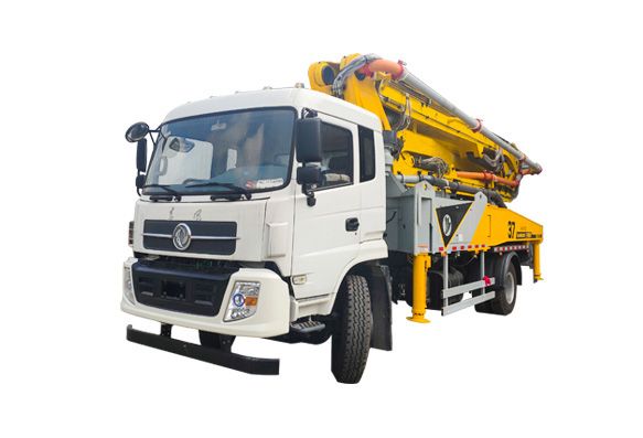 現(xiàn)在在農(nóng)村市場建房、水利、道路施工的比較多，混凝土的需求量越來越大，所以38米攪拌泵車市場需求越來越大。大部分在城里務工的工友看到了這個市場的商機，都選擇購買38米攪拌泵車回家創(chuàng)業(yè)致富。但是小博在此還是給大家提醒下：市場前景雖好，購買依然需謹慎！  攪拌泵車  購機前的注意事項，需考慮做前期市場調(diào)查的問題：  1、你是否對設備有足夠的了解，具體施工情況了解嗎?  2、你所在的地方區(qū)域，目前房建、水利市場如何，是否有攪拌泵車的需求？  3、你老家的目前商品混凝土的價格？市場需求是否現(xiàn)場攪拌混凝土？  4、市場的前景預期，至少要考慮三到五年？  5、你是否能夠吃苦？雖然38米攪拌泵車提高了效率、節(jié)省勞動力，但搞混凝土澆筑這一行，畢竟還是比較辛苦。要做好心理準備。  6、設備操作人員的統(tǒng)籌，需要操作人員4-5名，都需要能吃苦喲！哪里的錢都不好賺。  7、充足的資金準備，購買設備一般在60-120萬之間，雖然廠家會給你提供了融資平臺，但是首付款您還是要準備的。  以上市場調(diào)查了解清楚以后再購買攪拌泵車是不是更安心呢，詳細各位把設備買回家，要不了多少就可以回本了~